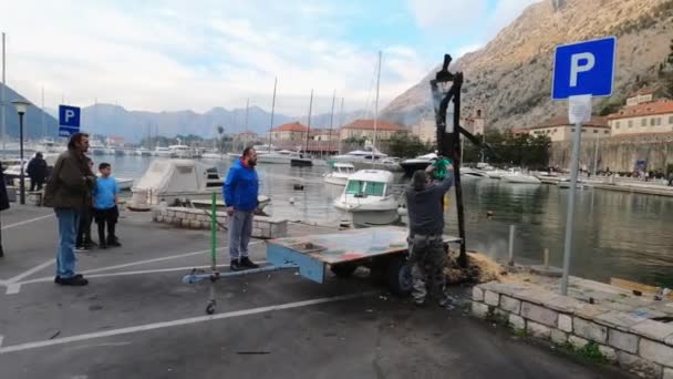 Kotor, Montenegro - 20 januari 2022: Demontering av rester av avbildningar som brändes under den årliga karnevalen på vallen i Kotor. Slaviskt firande av vinterns slut och vårens början. — Stockvideo