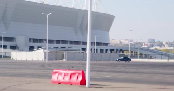 Rostov, RUSSIA - 13 November 2021: Khusus disiapkan mobil di trek naik dalam lingkaran di bawah pengawasan tim, pelatihan sebelum bersaing di dilarang balapan jalanan. — Stok Video