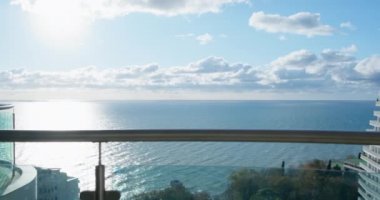 Sochy 'nin bulutlu gökyüzünün altında Karadeniz' de otel balkon manzarası