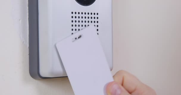 若い女性は部屋に入るために電子ロック上のキーカードを使用します — ストック動画