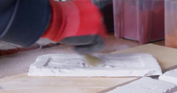 İşçi ön cephe için dekoratif tuğla kalıbı hazırlıyor — Stok video