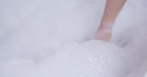 Donna fa strato di schiuma bolla nella vasca da bagno con acqua calda — Video Stock