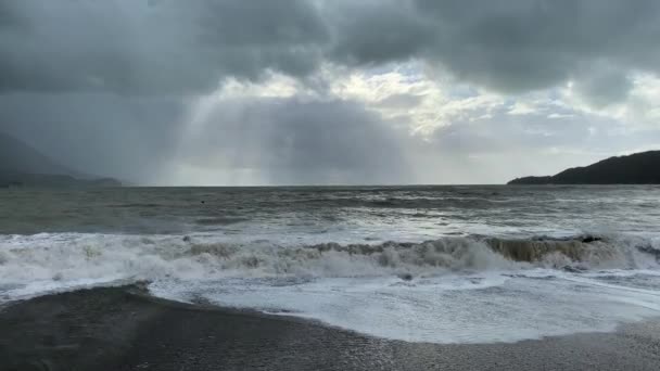 Stora vågor tvätta sandstrand Adriatiska havet vid kusten stad — Stockvideo