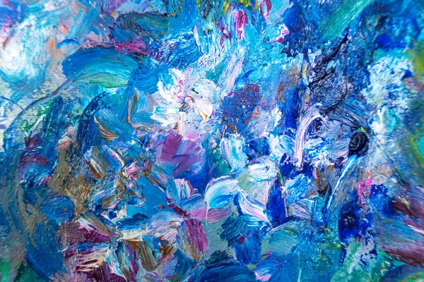 Bunte kleine Striche Ölfarbe in Blau- und Violetttönen auf Leinwand, aus nächster Nähe. Kreative Konzeption abstrakter und heller Hintergründe. Werk des Impressionisten lizenzfreie Stockbilder