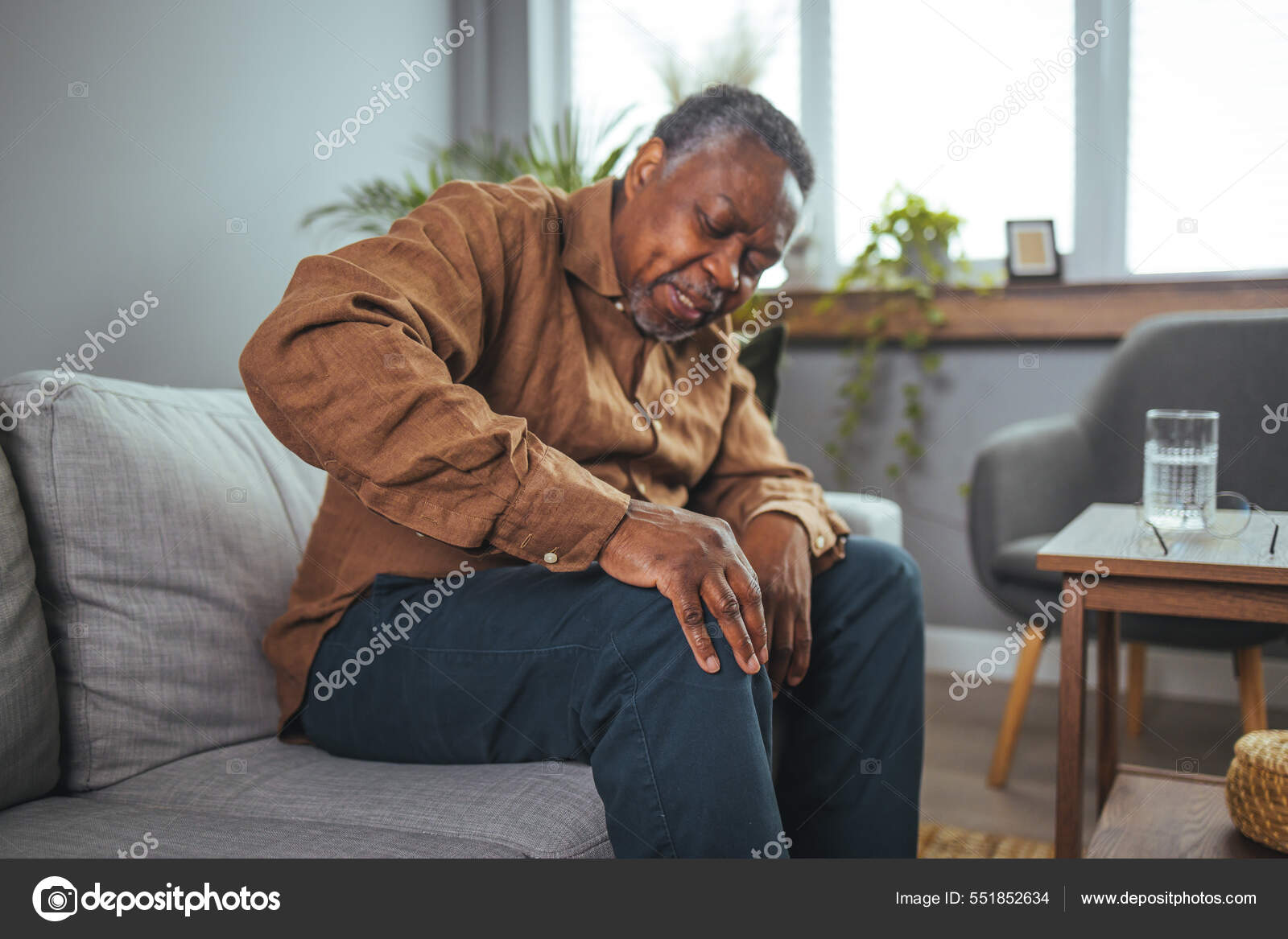Hombre Mayor Sostiene Sus Manos Hasta Las Rodillas Dolor Rodilla