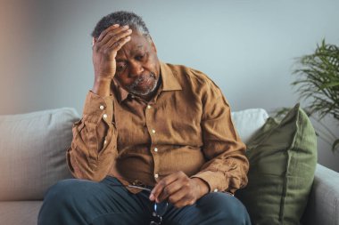 Sıkıcı, üzgün, olgun bir adam çocuklarını ziyaret edemediği için depresyona giriyor. Sağlık sorunları kavramı. Kilitler, işsizlik, sosyal mesafede işe yaramaz bir adam..