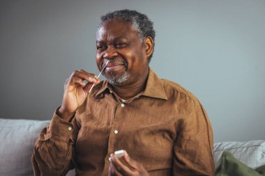 Coronavirus kendi kendini test ediyor. Son sınıf öğrencisi evde kovid 19 testi yapıyor. Beyaz arka plandaki gencin burnunda pamuk çubuğu ile test edin, boşluğu metin için kopyalayın