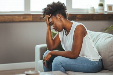 Üzgün kadın iş veya ilişkiler ile sorun, kanepede oturan, dizlerinin kucaklayan, el kapalı yüz, umutsuzluk ve anksiyete, yalnızlık, psikolojik sorun yaşıyorsanız hissi ile hayal kırıklığına