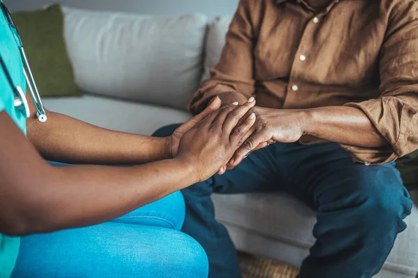 Foto Dell Infermiera Del Medico Premuroso Che Tiene Una Mano — Foto Stock