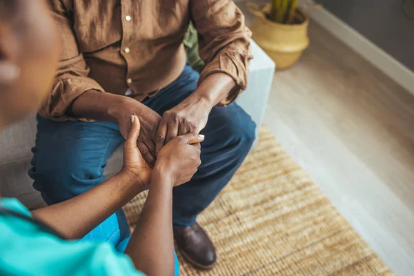 Sağlık hizmetleri ve destek için hastaların elini tutan hemşire. Bakıcı hemşire ya da doktorun yaşlı bir bayanın elini dikkatlice tutarken çekilmiş bir fotoğrafı. Sağlıklı güçlü tıbbi konsept.