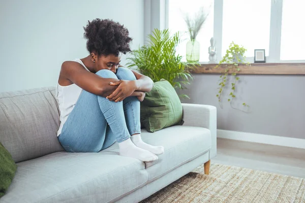 年轻迷人的非洲裔美国女人躺在客厅沙发上 在精神健康 问题和心碎的观念方面感到悲伤 疲倦和忧心忡忡 — 图库照片