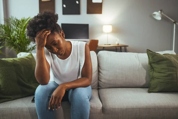 Deprimida Mujer Atractiva Triste Llorando Sofá Sofá Casa Sintiéndose Solo — Foto de Stock