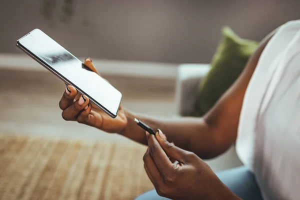 Vrouw Handen Aangesloten Lader Smartphone Thuis Handen Inpluggen Opladen Van — Stockfoto