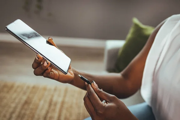 Vrouw Handen Aangesloten Lader Smartphone Thuis Handen Inpluggen Opladen Van — Stockfoto