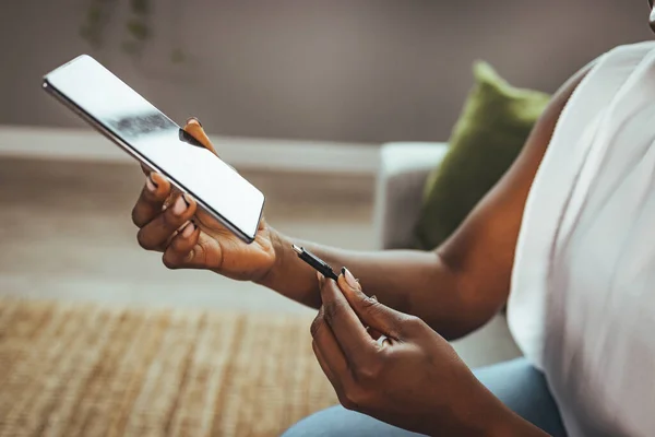 Vrouw Handen Aangesloten Lader Smartphone Thuis Handen Inpluggen Opladen Van — Stockfoto