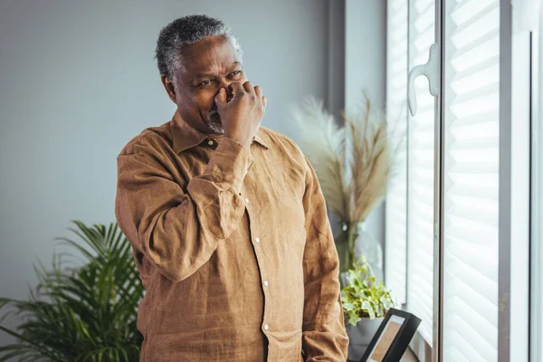 Ein Müder Depressiver Älterer Afrikanischer Mann Sitzt Auf Der Couch — Stockfoto