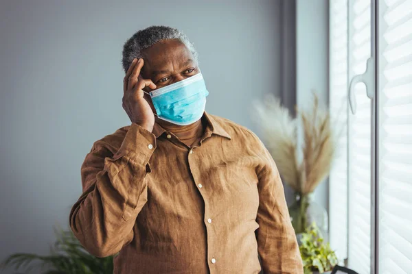 Depresi Vypadající Starý Afroameričan Který Zůstává Karanténě Nosí Ochrannou Masku — Stock fotografie