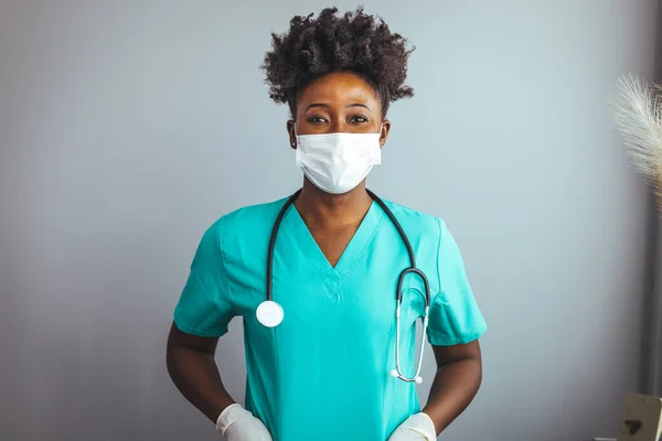 Självsäker Ung Afrikansk Skrubbsköterska Bär Blå Uniform Ansiktsmask Stående Armar — Stockfoto