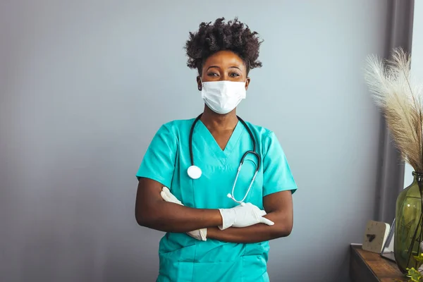 Portrét Africko Americké Doktorky Stetoskopem Nemocničním Pozadí Lékař Stál Veselým — Stock fotografie
