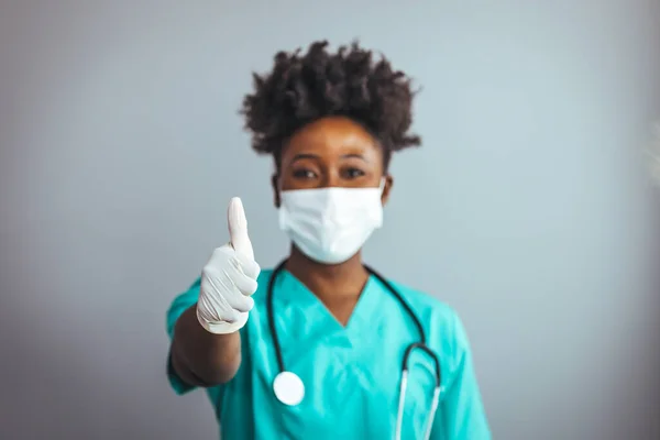 Enfermeira Africana Jovem Confiante Usar Uniforme Azul Máscara Facial Braços — Fotografia de Stock