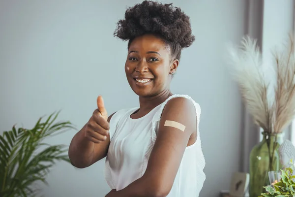 Jovem Afro Americana Mostrando Polegares Para Cima Braço Com Ajuda — Fotografia de Stock