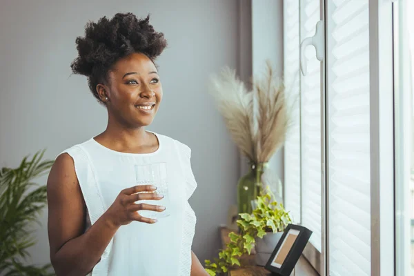 Souriant Millénariste Femme Biraciale Regarder Distance Tenir Verre Eau Boire — Photo