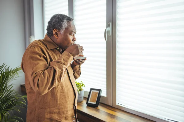 Foto Recortada Hombre Mayor Contemplativo Pie Solo Casa Disfrutando Una — Foto de Stock