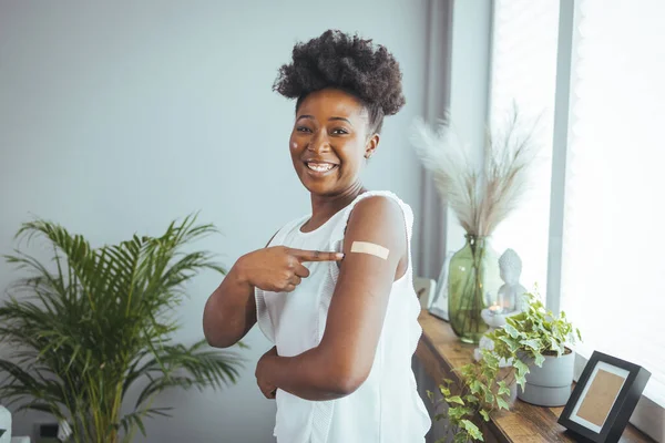 Fröhlich Geimpfte Afroamerikanerin Zeigt Arm Mit Medizinischem Pflaster Und Lacht — Stockfoto
