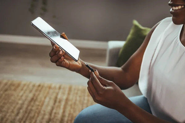 Donna Mani Caricabatterie Collegato Allo Smartphone Casa Donna Mani Collegare — Foto Stock