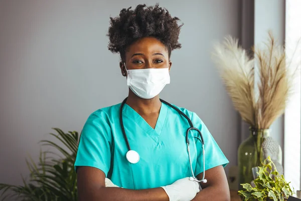 Porträtt Afrikansk Amerikansk Kvinnlig Läkare Med Stetoskop Sjukhus Bakgrund Läkare — Stockfoto