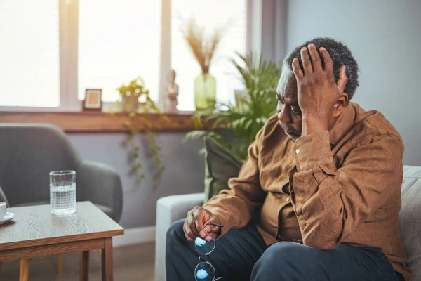 Gefrustreerde Ongezonde Oudere Man Die Zijn Hoofd Aanraakt Die Pijnlijke — Stockfoto