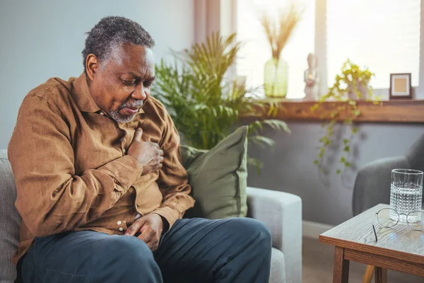 Hombre Mayor Africano Sentado Sofá Casa Con Enfermedad Varón Anciano — Foto de Stock
