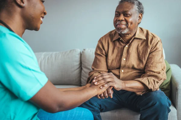 Paciente Masculino Cogido Mano Con Una Enfermera Enfermera Cogida Mano — Foto de Stock