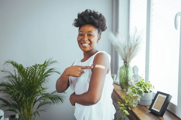 Porträt Einer Afrikanisch Amerikanischen Frau Die Ihren Arm Nach Der — Stockfoto