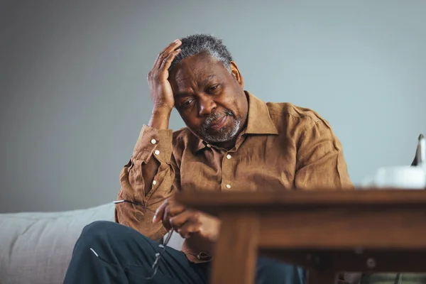 Bolí Hlava Starší Afroameričan Který Trpí Migrénou Sedí Doma Stres — Stock fotografie