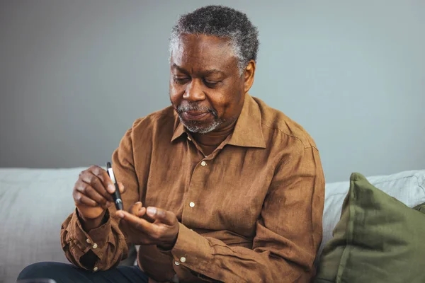 Hombre Mayor Afroamericano Usando Lanceta Dedo Para Comprobar Nivel Azúcar — Foto de Stock