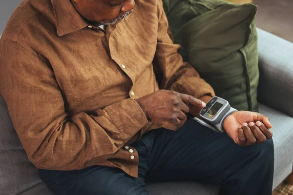 Starszy Afroamerykanin Siedzi Salonie Kanapie Sprawdza Ciśnienie Krwi Martwię Się — Zdjęcie stockowe