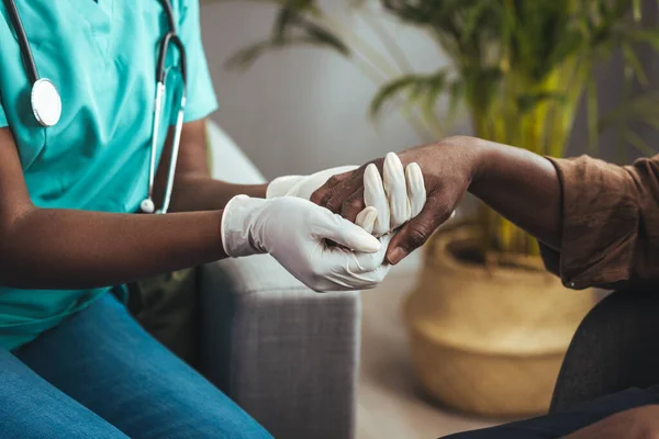Enfermeira Cuidados Casaco Branco Segurando Mãos Paciente Idoso Expressar Compaixão — Fotografia de Stock