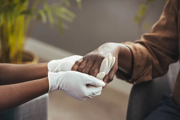Foto Van Verzorgende Verpleegkundige Arts Die Een Oudere Hand Met — Stockfoto