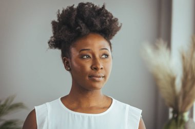 Baş atış portre mutlu karışık yarış kız gözlük giyiyor, gülümseyen Afrikalı Amerikan milenyal kadın kapalı poz, oldukça olumlu kadın öğrenci işkadını genç profesyonel kamera bakıyor