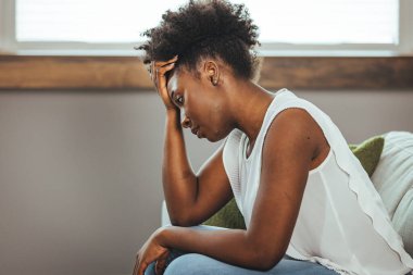 Üzgün kadın iş veya ilişkiler ile sorun, kanepede oturan, dizlerinin kucaklayan, el kapalı yüz, umutsuzluk ve anksiyete, yalnızlık, psikolojik sorun yaşıyorsanız hissi ile hayal kırıklığına