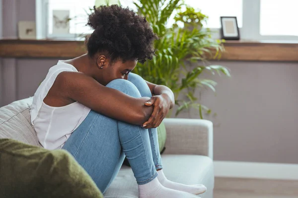 Одинокая Молодая Афроамериканка Сидящая Кровати Депрессивная Девушка Дома Смотрит Сторону — стоковое фото