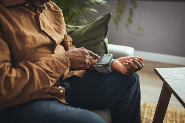 One Man Senior Man Sitting Alone His Home Measuring Blood — Stock Photo, Image