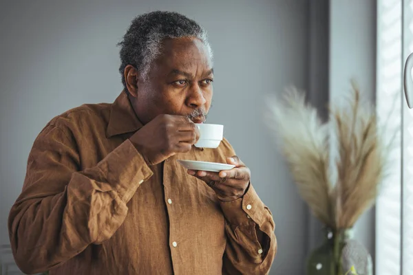 Starszy Afrykanin Pijący Kawę Stojący Rano Przy Oknie Szczęśliwy Starszy — Zdjęcie stockowe