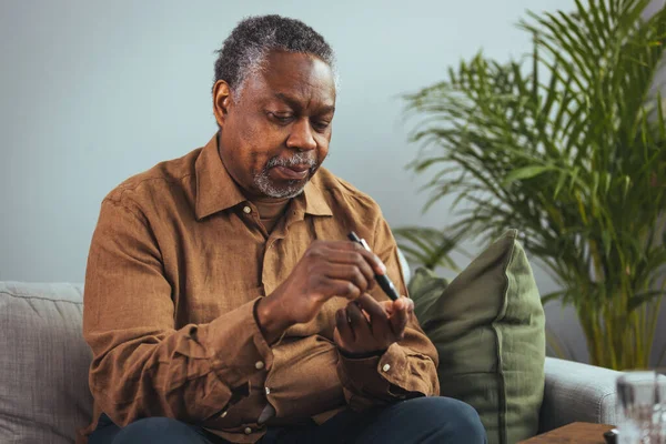 Hombre Africano Mayor Manos Usando Lanceta Dedo Para Comprobar Nivel — Foto de Stock