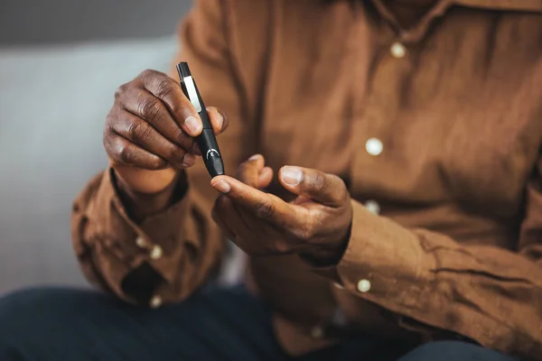 Afroamerykanin Senior Man Using Lancet Finger Check Blood Sugar Level — Zdjęcie stockowe