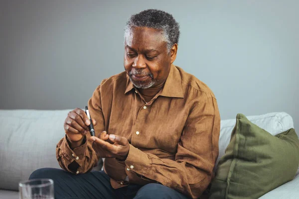 Afroamerykanin Senior Man Using Lancet Finger Check Blood Sugar Level — Zdjęcie stockowe