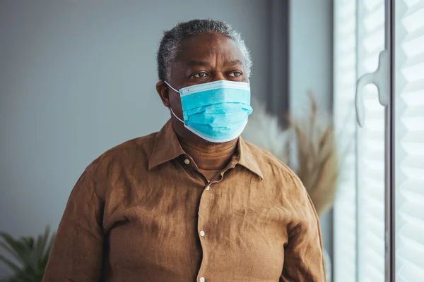 Senior Afričan Doma Karanténě Nad Virem Koronaviru Ochrannou Maskou Dívající — Stock fotografie