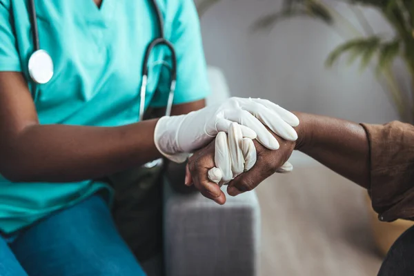 Tiro Cortado Uma Enfermeira Segura Mão Paciente Sénior Dar Apoio — Fotografia de Stock