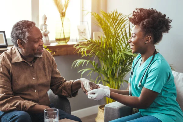 Närbild Stödhand Närbild Ung Kvinna Som Håller Äldre Mans Händer — Stockfoto